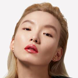 Woman wearing Dreamdust Lip and Cheek Loose Glitter on her lips