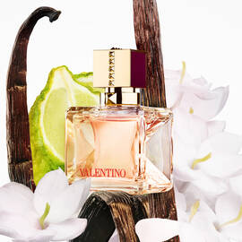 Valentino Voce Vida Intensa Eau De Parfum Intense surrounded by vanilla beans, jasmine flowers and bergamot. 