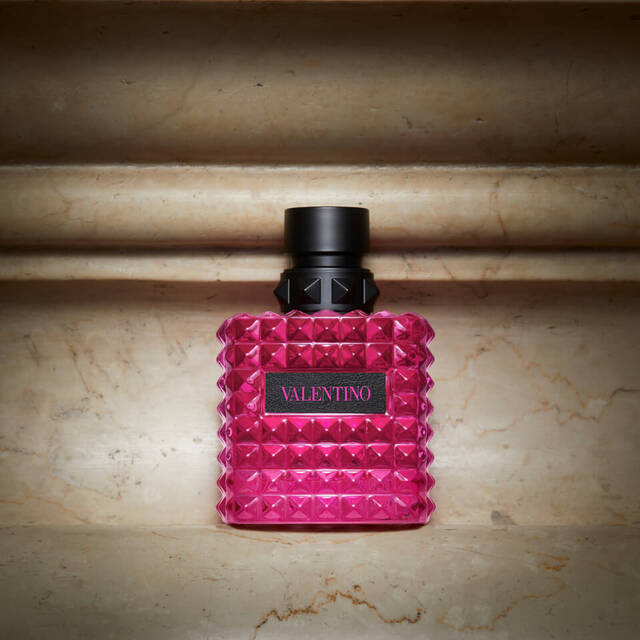 Donna Born in Roma Extradose Image