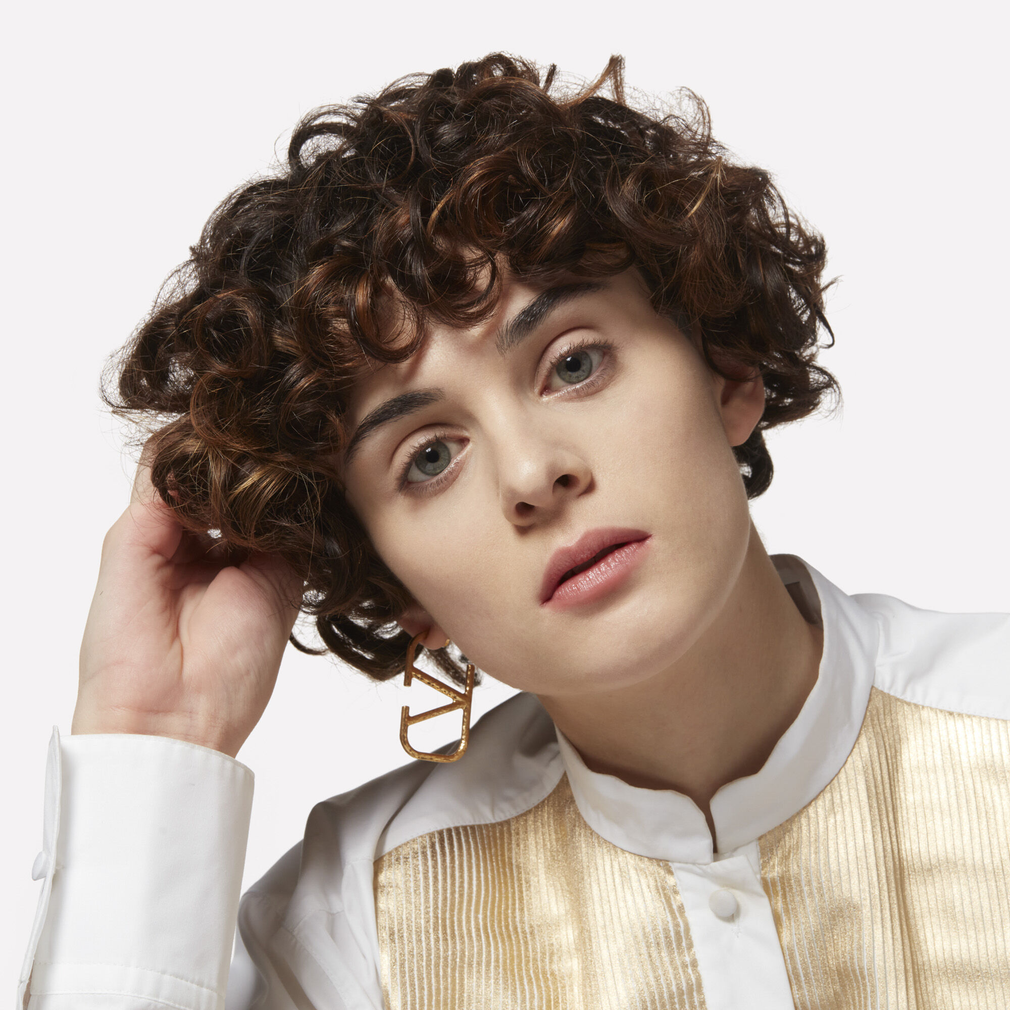 A model with short curly hair