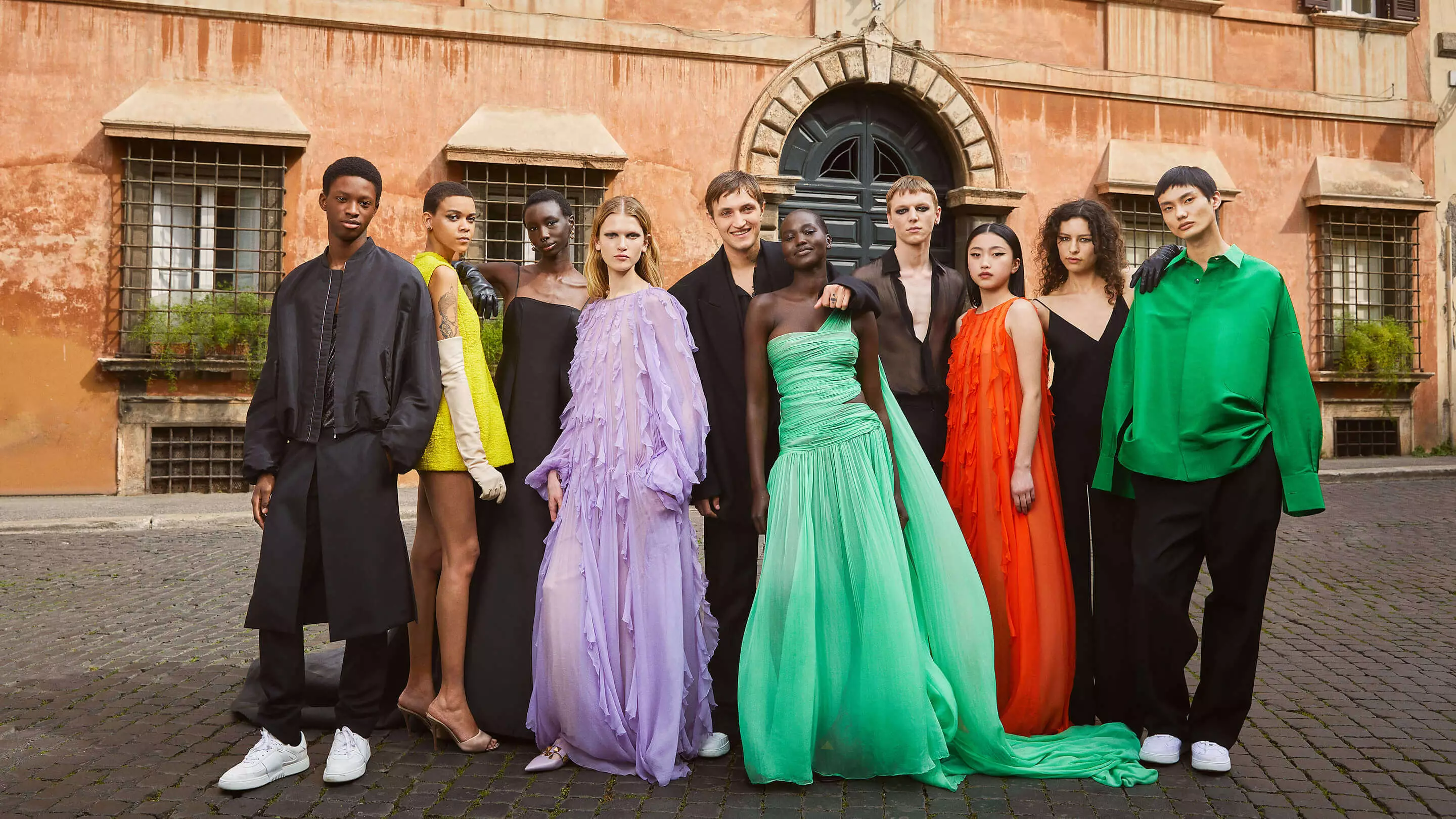 EXTRA Valentino