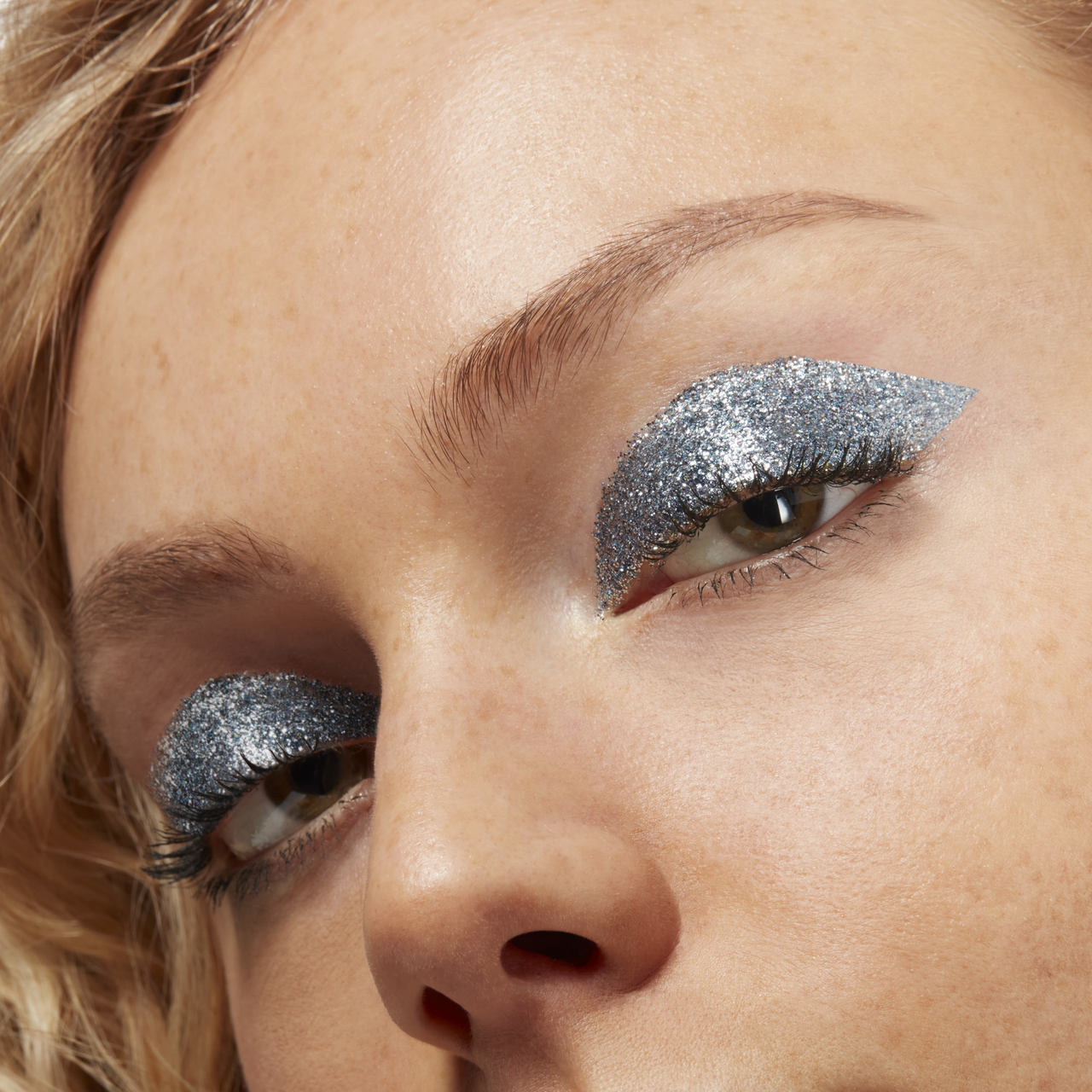 Discover Dreamdust Glitter Eyeshadow | Valentino Beauty Discover Dreamdust Glitter Eyeshadow | Valentino Beauty